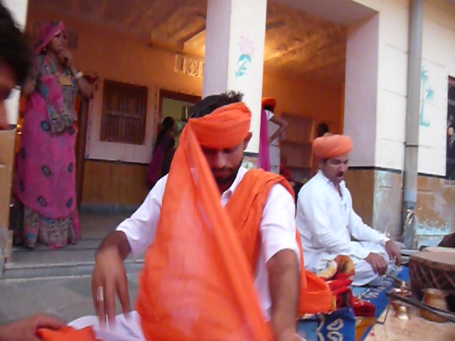 Der Turban wird gewickelt
