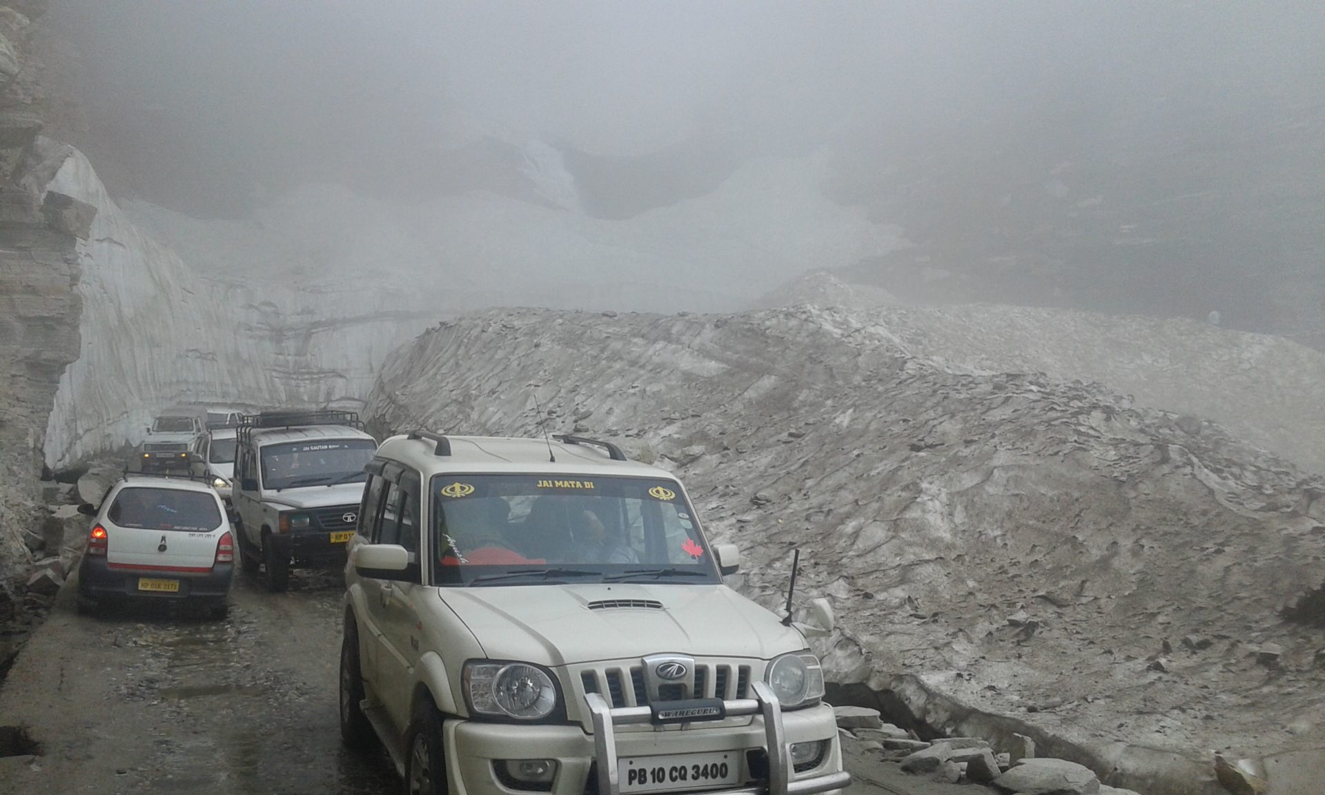 Schnee, Nebel, Verkehr- die Herausforderungen des Passes