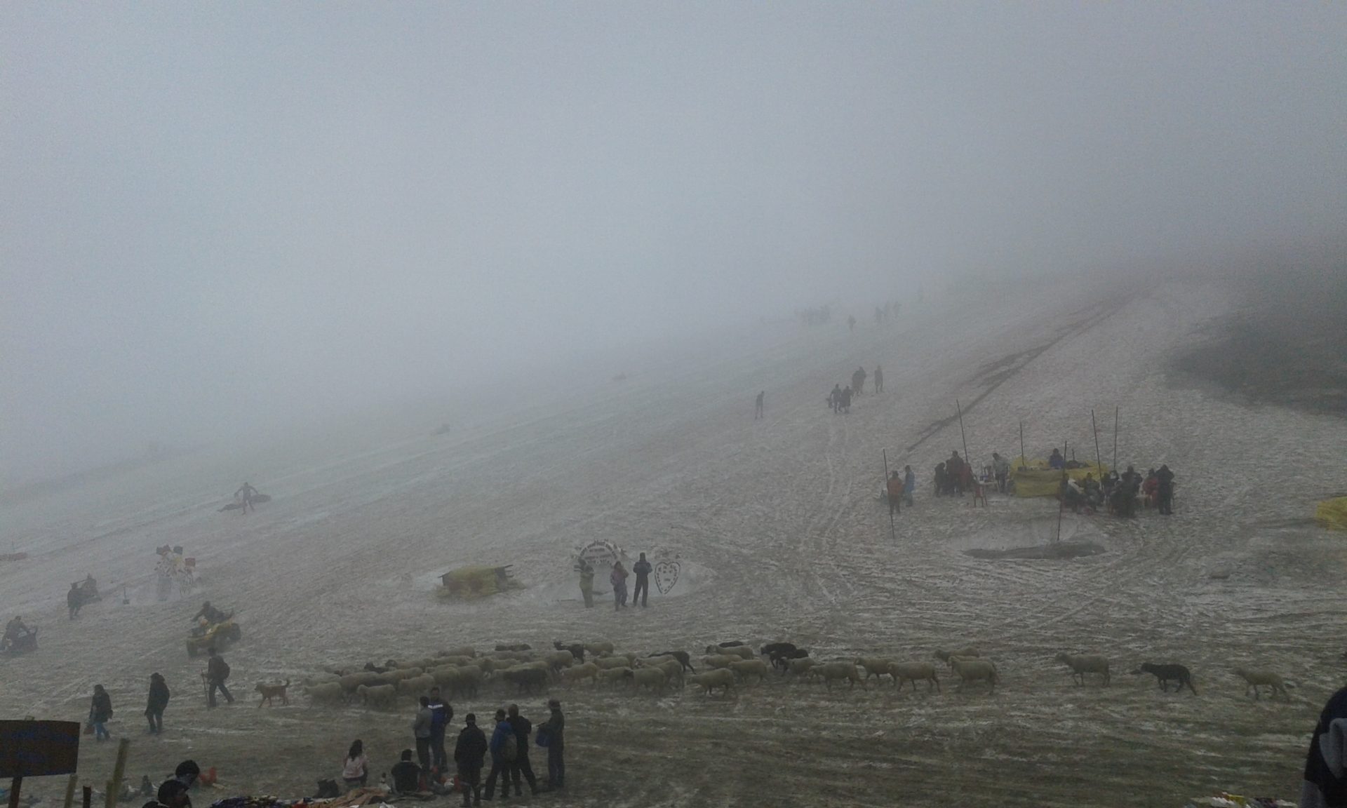 Inder "spielen" im Schnee