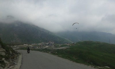 Paraglider schweben über mir