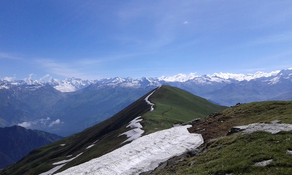 Der Bergkamm bei schoenem Wetter