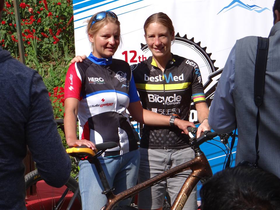 Bei der Pressekonferenz Catherine Williamson, die diesjährige Gewinnerin des Rennens, überreicht mir das Hero Action Team Jersey