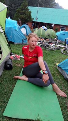 Ich dehne meinen müden Körper im Camp