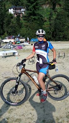 ich mit gesponertem Fahrrad und Kleidung