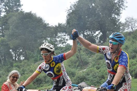 Monika und Frank aus Peine haben ihre Flitterwochen in Indien beim MTB Himalaya verbracht und prompt den 3. Platz in der Teamwertung gemacht! Alle Achtung. Wer mehr über ihre Geschichten auf dem Fahrrad nachlesen möchte, tut das am besten auf ihren http://www.radlblog.de/